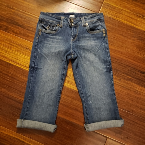Cache Distressed Denim Capris - Size 6 - Picture 2 of 7
